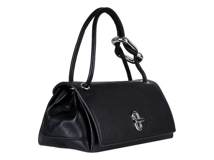 Bolso de mano negro con textura granulada y detalles metálicos plateados en el frente y el asa.