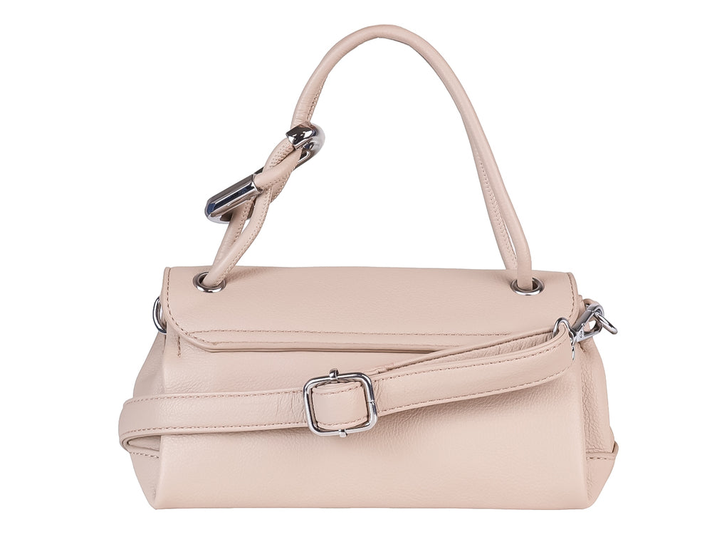 Bolso de mano color taupe con asa superior y cierre metálico plateado.