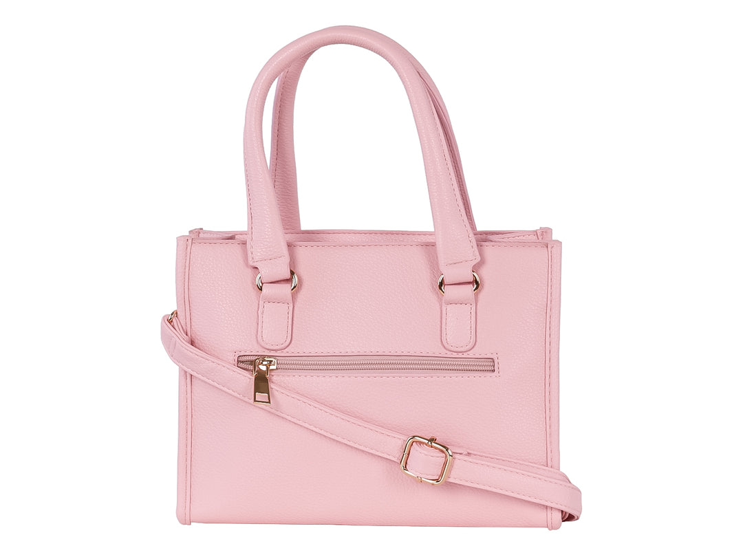Bolsa de hombro color rosa con asas superiores y bolsillo frontal con cierre dorado.