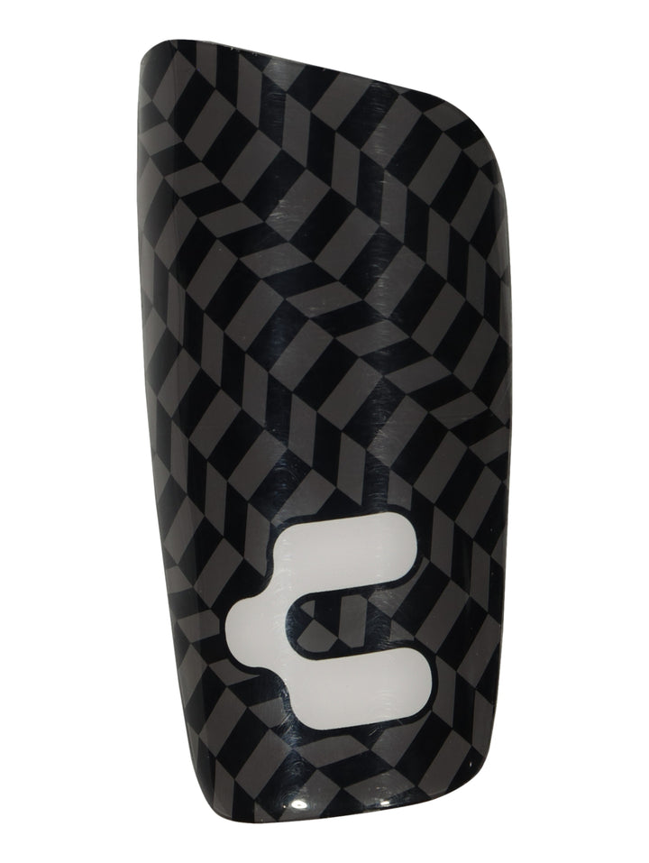 Espinillera de fútbol marca Charly en color negro con patrón geométrico y logotipo blanco.