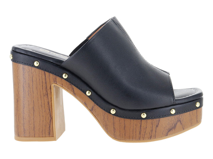 Sandalia negra de plataforma con tacón grueso efecto madera y detalles de remaches dorados.