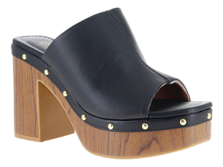 Sandalia negra de plataforma con tacón grueso efecto madera y detalles de remaches dorados.