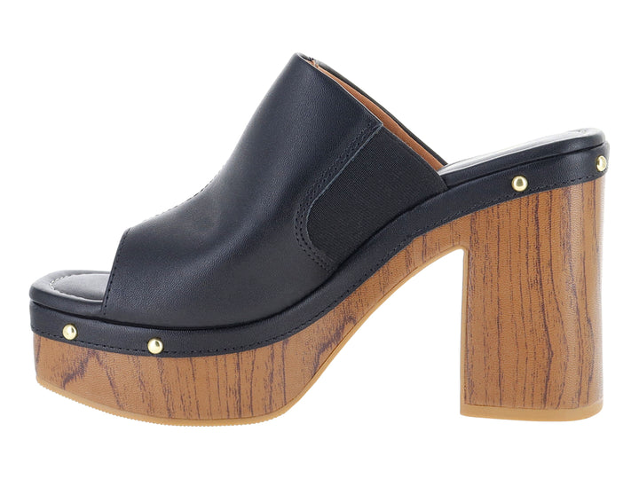 Sandalia negra de plataforma con tacón grueso efecto madera y detalles de remaches dorados.