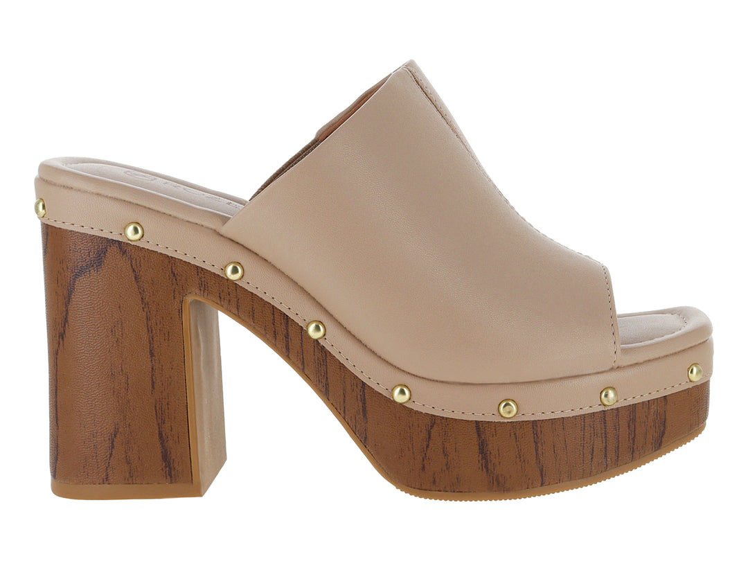 Sandalia de plataforma color camel con tacón grueso efecto madera y detalles de estoperoles dorados.