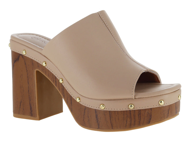 Sandalia de plataforma color camel con tacón grueso efecto madera y detalles de estoperoles dorados.