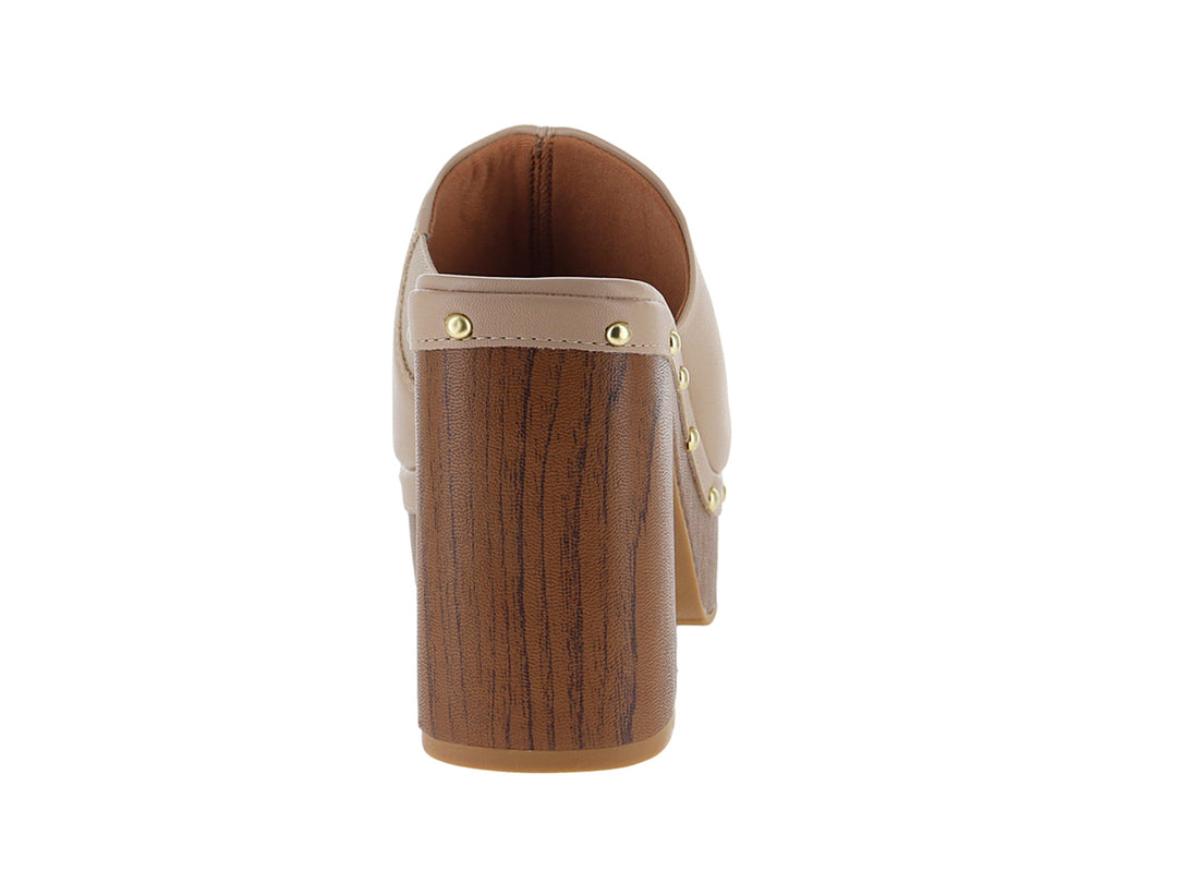 Sandalia de plataforma color camel con tacón grueso efecto madera y detalles de estoperoles dorados.
