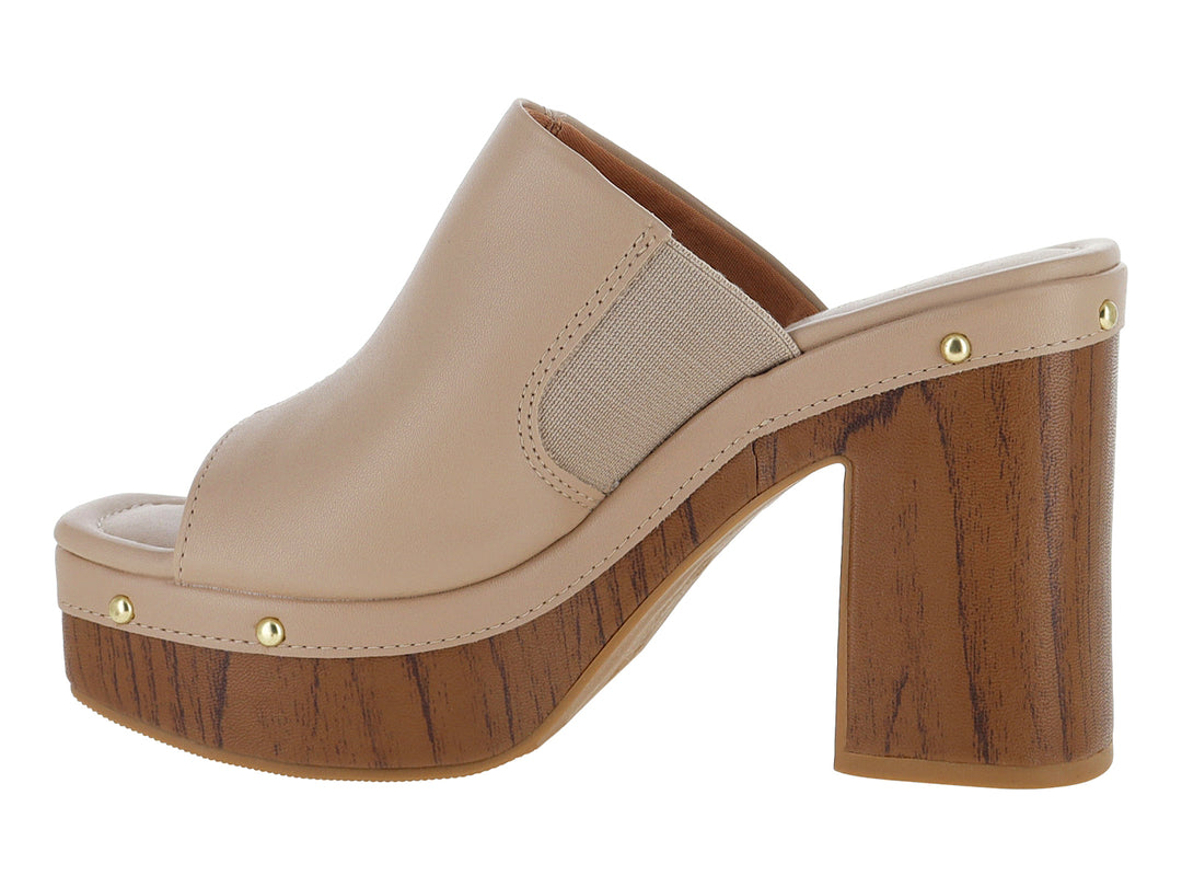 Sandalia de plataforma color camel con tacón grueso efecto madera y detalles de estoperoles dorados.