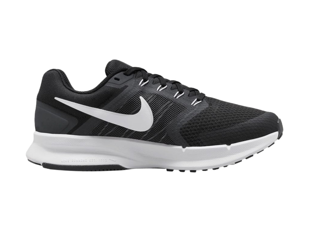 Tenis Nike Run Swift 3 en color negro con suela y logotipo blanco, vista lateral.