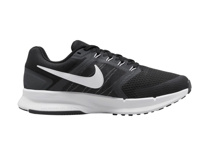 Tenis Nike Run Swift 3 en color negro con suela y logotipo blanco, vista lateral.