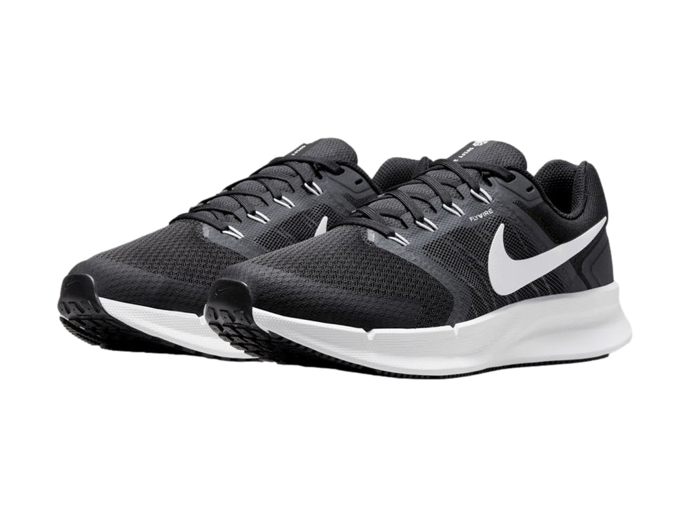 Tenis Nike Run Swift 3 en color negro con suela y logotipo blanco, vista lateral.