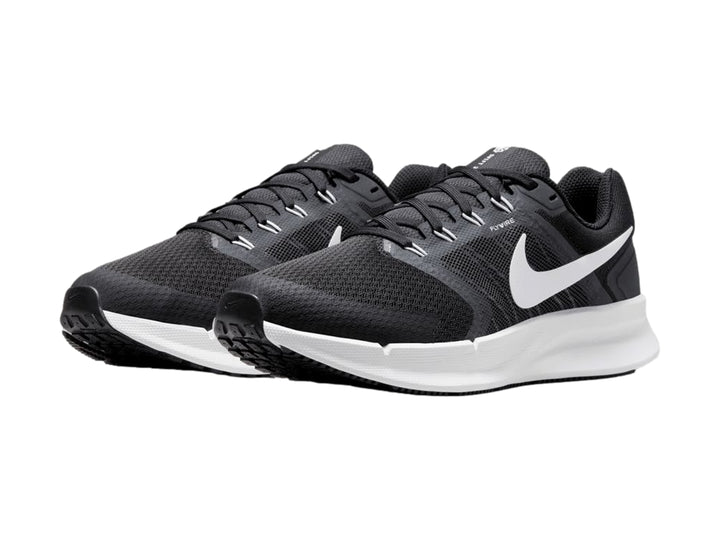Tenis Nike Run Swift 3 en color negro con suela y logotipo blanco, vista lateral.