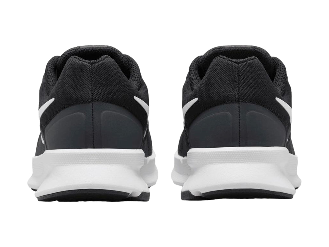 Tenis Nike Run Swift 3 en color negro con suela y logotipo blanco, vista lateral.