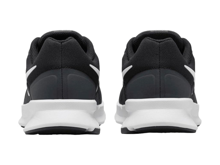 Tenis Nike Run Swift 3 en color negro con suela y logotipo blanco, vista lateral.