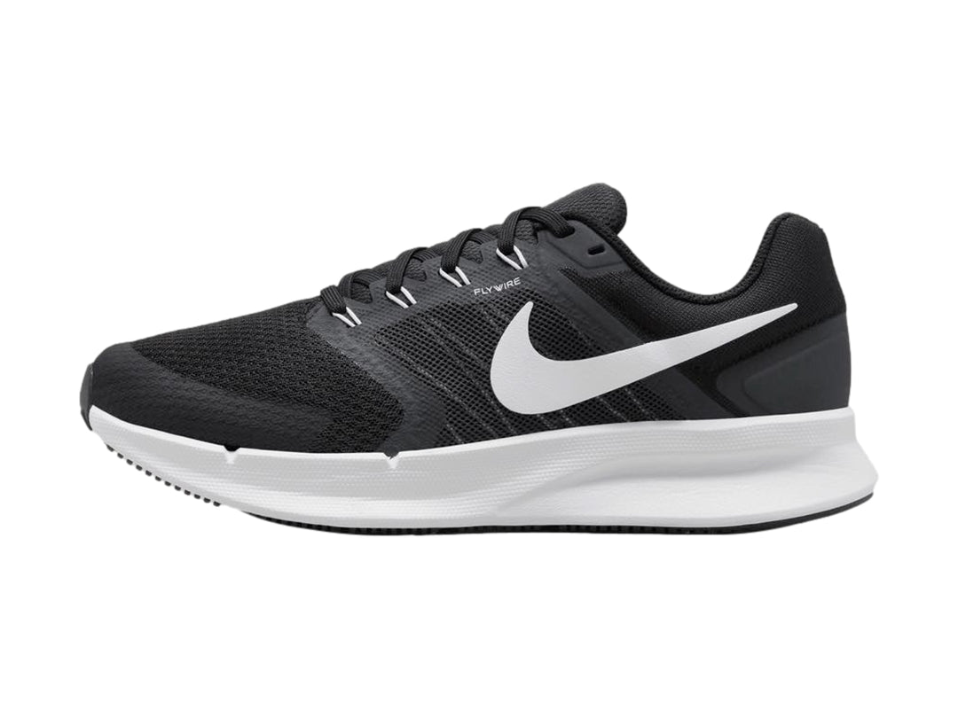 Tenis Nike Run Swift 3 en color negro con suela y logotipo blanco, vista lateral.