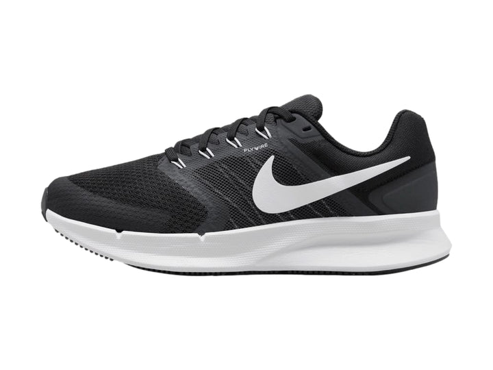 Tenis Nike Run Swift 3 en color negro con suela y logotipo blanco, vista lateral.