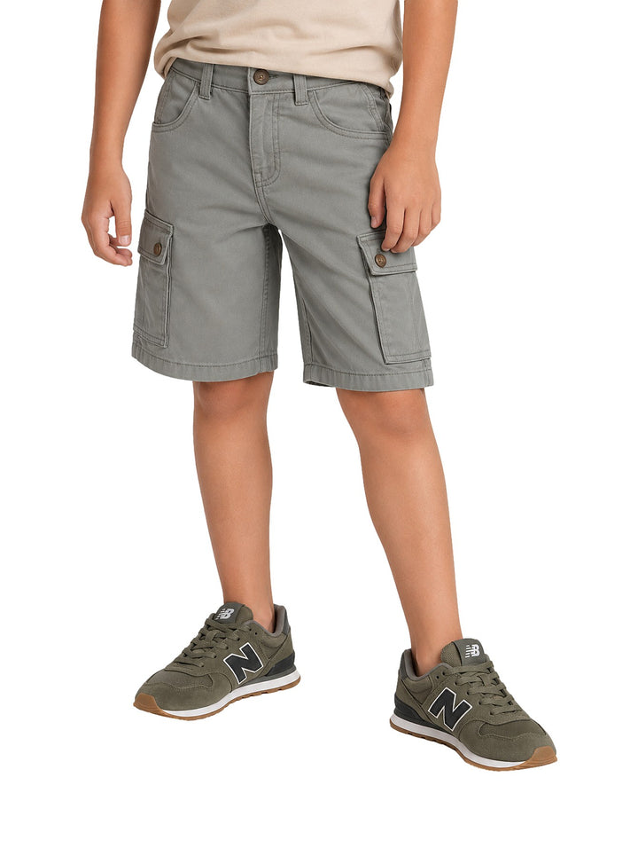 Bermuda cargo color laurel de la marca Mayoral para niño, con bolsillos laterales y botones.