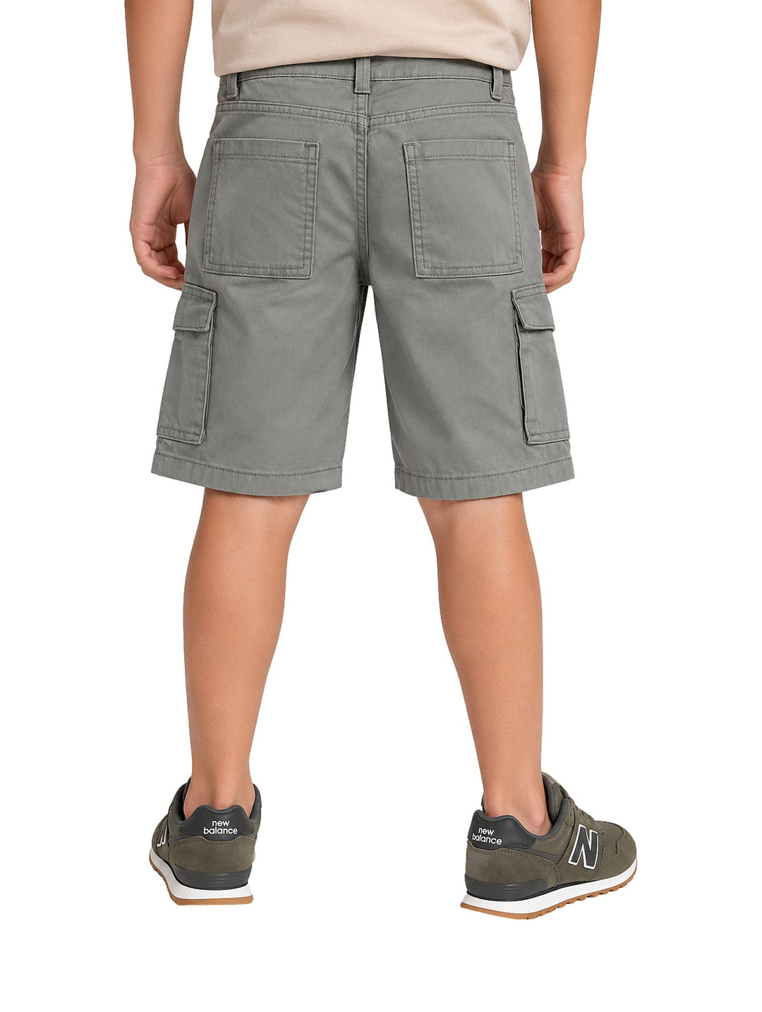 Bermuda cargo color laurel de la marca Mayoral para niño, con bolsillos laterales y botones.