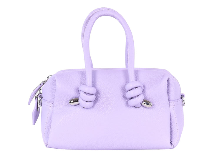 Bolso de mano color morado claro con asas decoradas con nudos y detalles metálicos en plata.