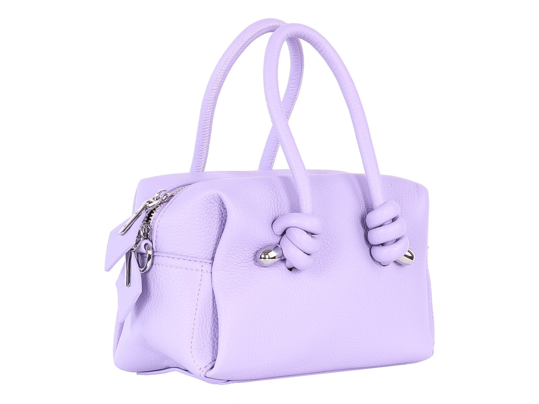 Bolso de mano color morado claro con asas decoradas con nudos y detalles metálicos en plata.