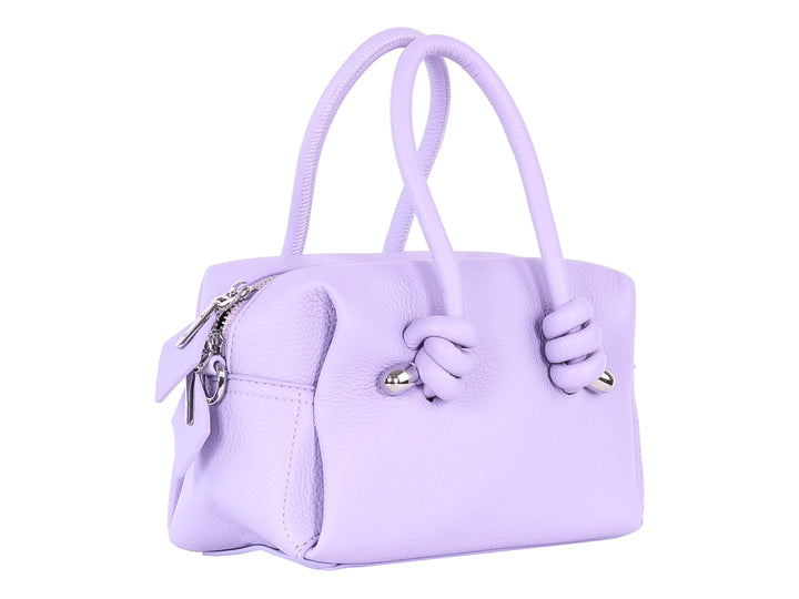 Bolso de mano color morado claro con asas decoradas con nudos y detalles metálicos en plata.