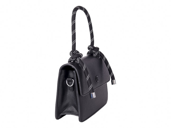 Bolso de mano negro con textura rugosa y asas decorativas de cuerda trenzada en blanco y negro.