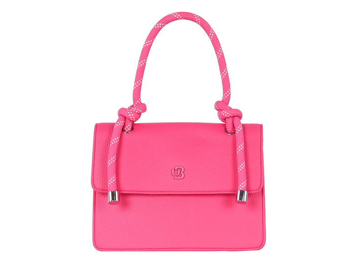 Bolso rectangular color rosa con asas de cuerda anudadas y cierre de solapa.