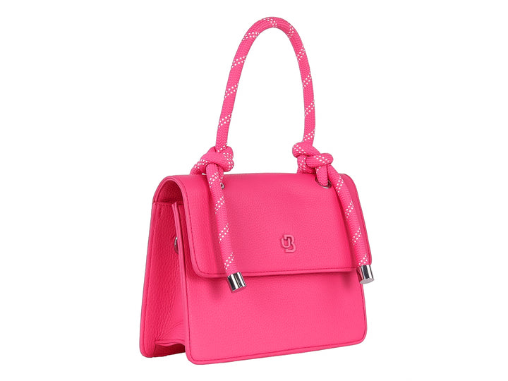 Bolso rectangular color rosa con asas de cuerda anudadas y cierre de solapa.