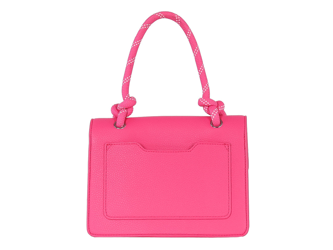 Bolso rectangular color rosa con asas de cuerda anudadas y cierre de solapa.