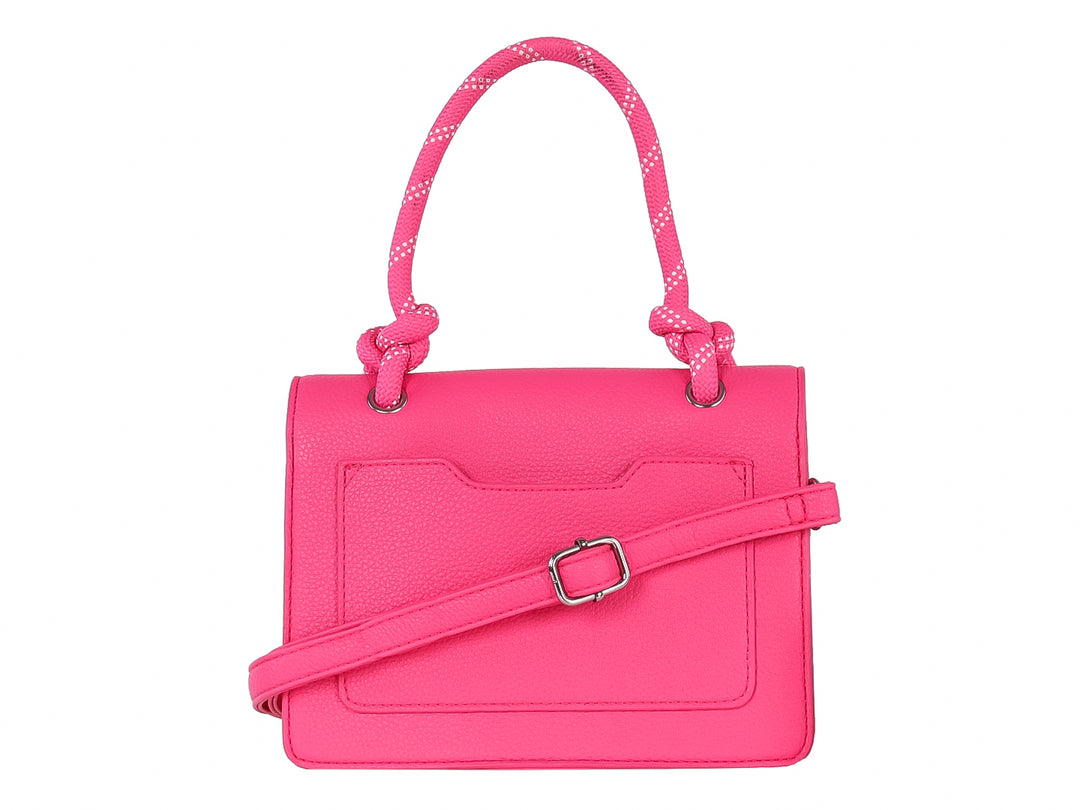 Bolso rectangular color rosa con asas de cuerda anudadas y cierre de solapa.