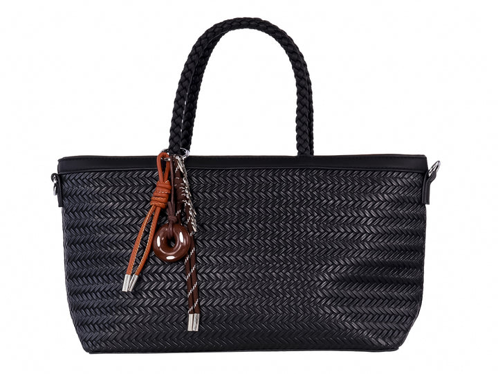 Bolso de hombro negro con textura tejida en chevron, asa trenzada y detalle colgante en color marrón.