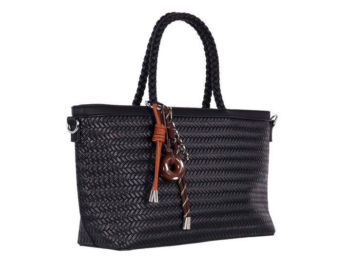 Bolso de hombro negro con textura tejida en chevron, asa trenzada y detalle colgante en color marrón.
