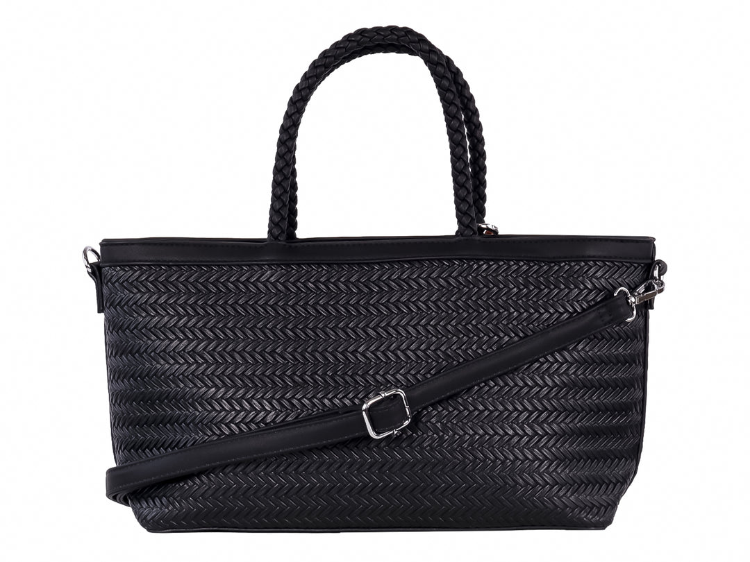 Bolso de hombro negro con textura tejida en chevron, asa trenzada y detalle colgante en color marrón.