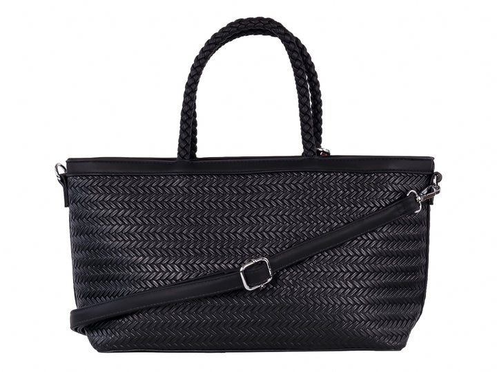 Bolso de hombro negro con textura tejida en chevron, asa trenzada y detalle colgante en color marrón.
