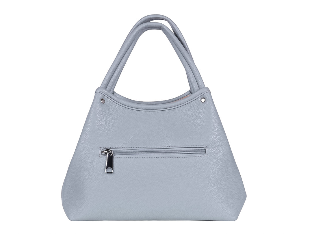 Bolso de hombro color azul jeans con textura rugosa y detalles metálicos plateados.