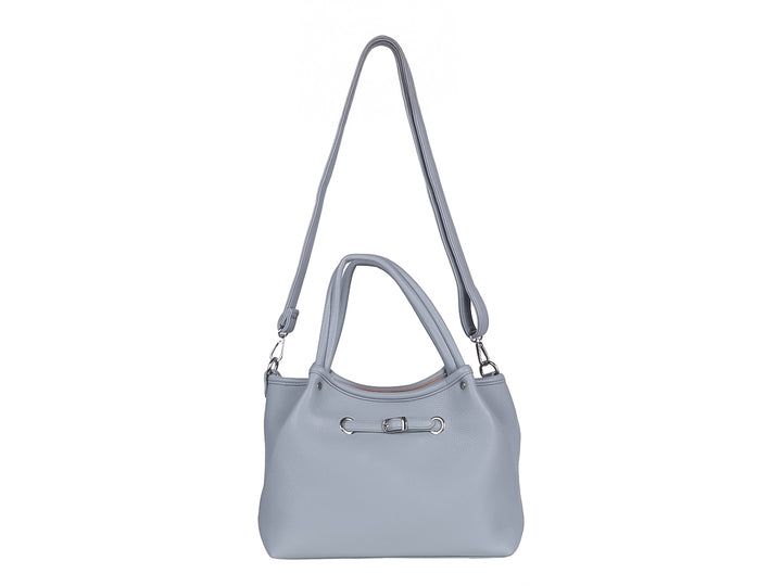 Bolso de hombro color azul jeans con textura rugosa y detalles metálicos plateados.