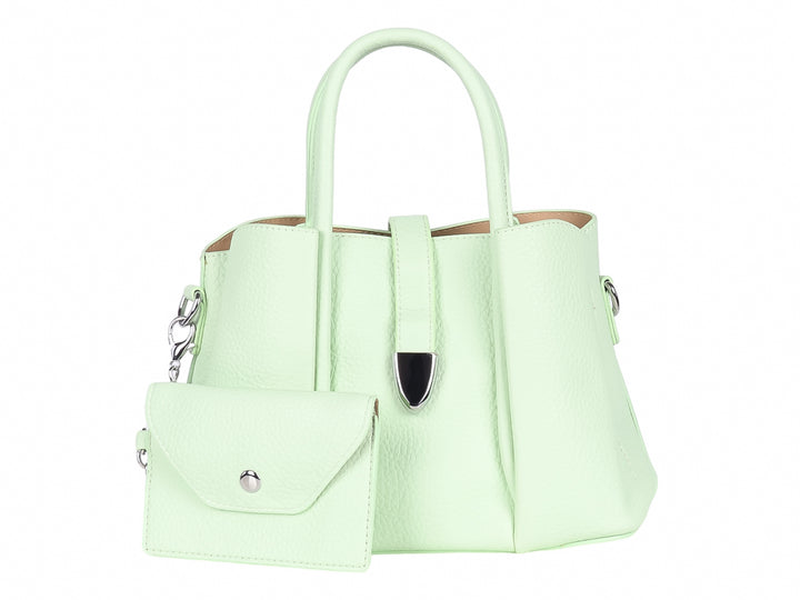 Bolso y cartera pequeña de color verde claro con detalles metálicos en plata.