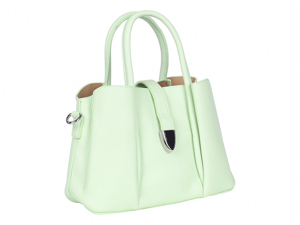Bolso y cartera pequeña de color verde claro con detalles metálicos en plata.