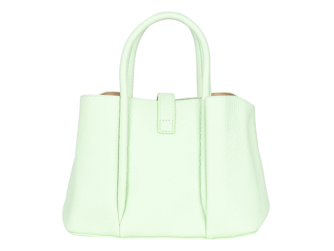 Bolso y cartera pequeña de color verde claro con detalles metálicos en plata.