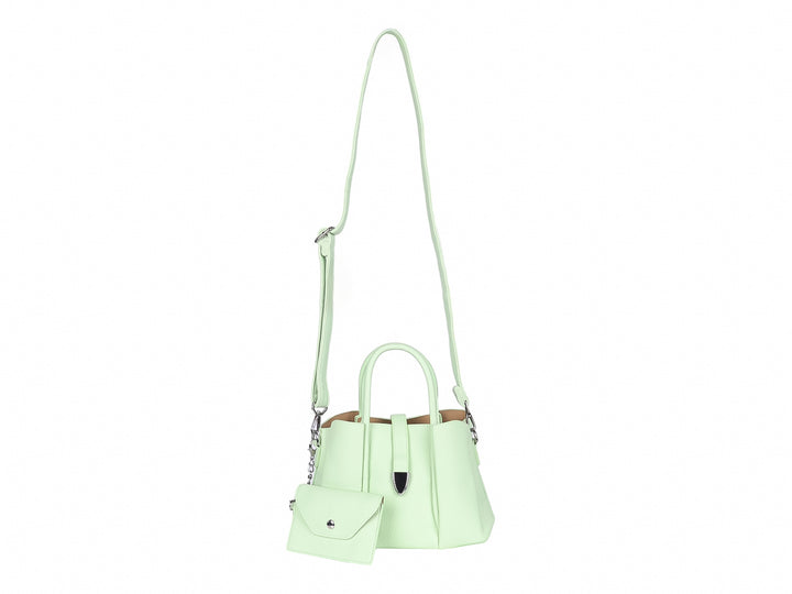 Bolso y cartera pequeña de color verde claro con detalles metálicos en plata.
