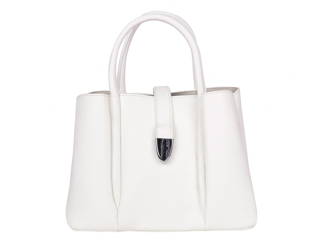 Bolso de mano color blanco con asas y un detalle metálico plateado en el centro.
