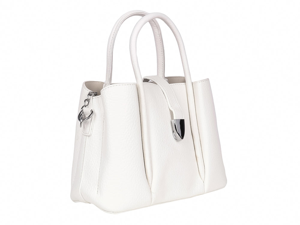 Bolso de mano color blanco con asas y un detalle metálico plateado en el centro.