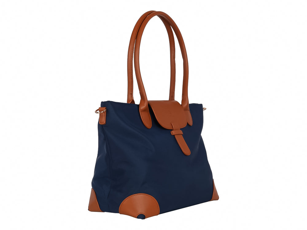 Bolsa de hombro azul con asas y detalles decorativos en color café, estilo casual.