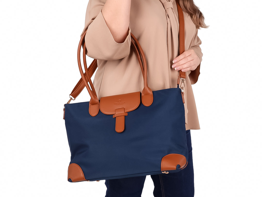 Bolsa de hombro azul con asas y detalles decorativos en color café, estilo casual.
