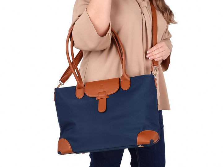 Bolsa de hombro azul con asas y detalles decorativos en color café, estilo casual.