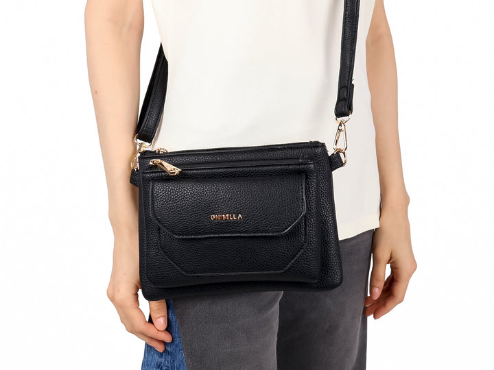 Bolso pequeño de hombro color negro con textura rugosa, cierre dorado y logotipo Unibella en el frente.