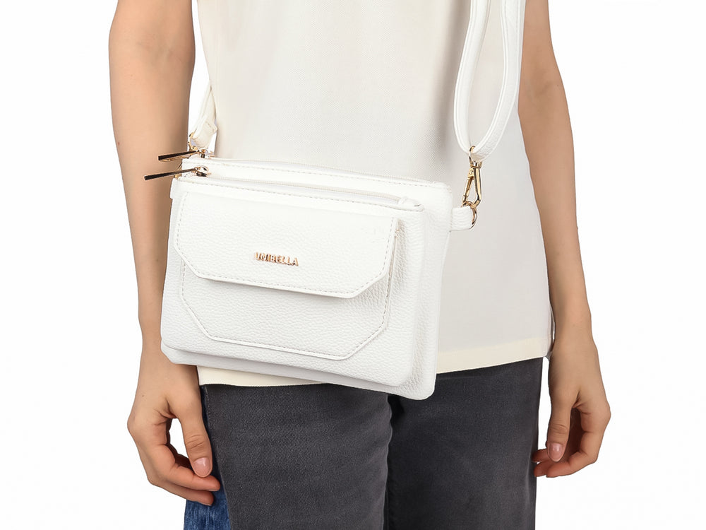 Bolso pequeño de color blanco con textura rugosa, cierres y herrajes en tono dorado y marca Unibella al frente.
