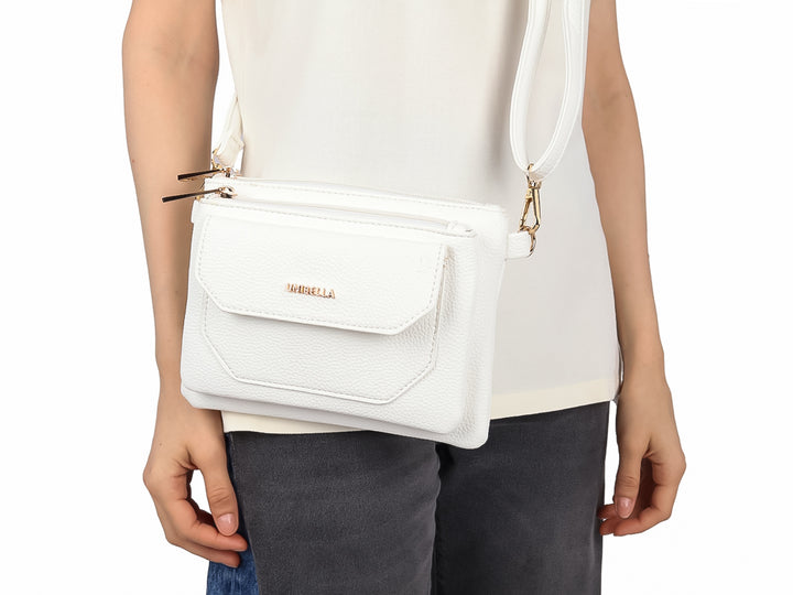 Bolso pequeño de color blanco con textura rugosa, cierres y herrajes en tono dorado y marca Unibella al frente.