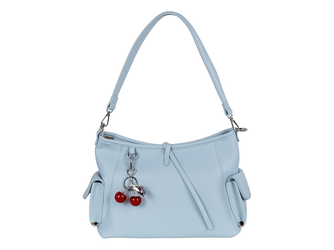 Bolsa de hombro color azul claro con detalle decorativo de cerezas rojas y bolsillos laterales.
