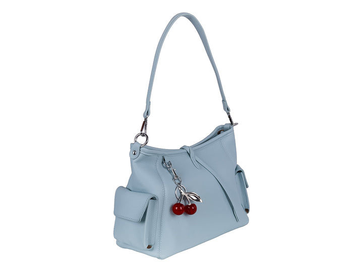 Bolsa de hombro color azul claro con detalle decorativo de cerezas rojas y bolsillos laterales.