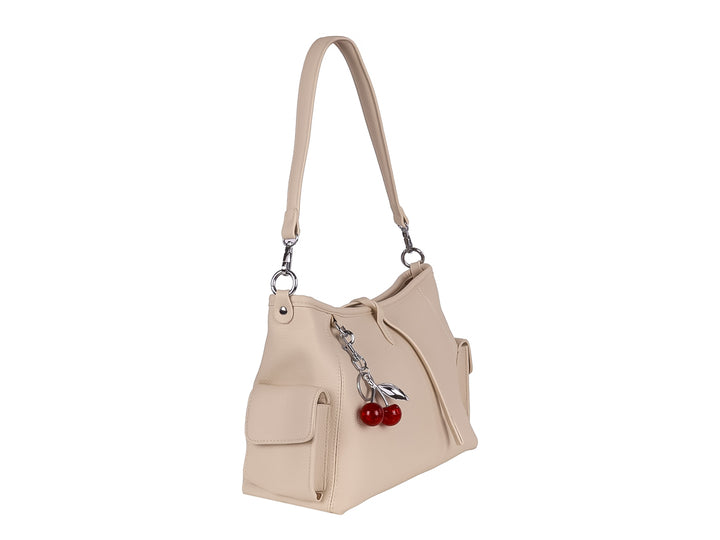 Bolsa de hombro color beige con textura lisa y un accesorio colgante en forma de cerezas rojas.